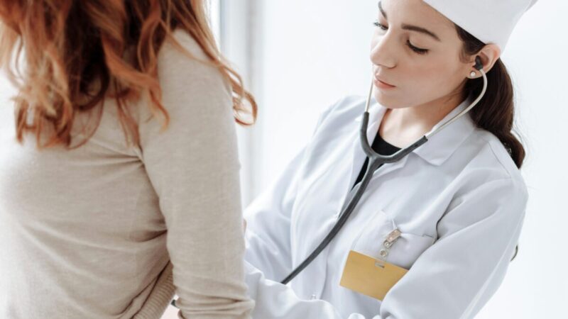 Blouse médicale : quels métiers imposent le port d'une blouse ?