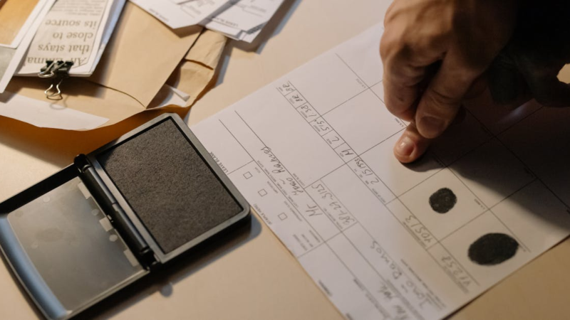 Ne pas apparaître dans les statuts : est-ce légal ?