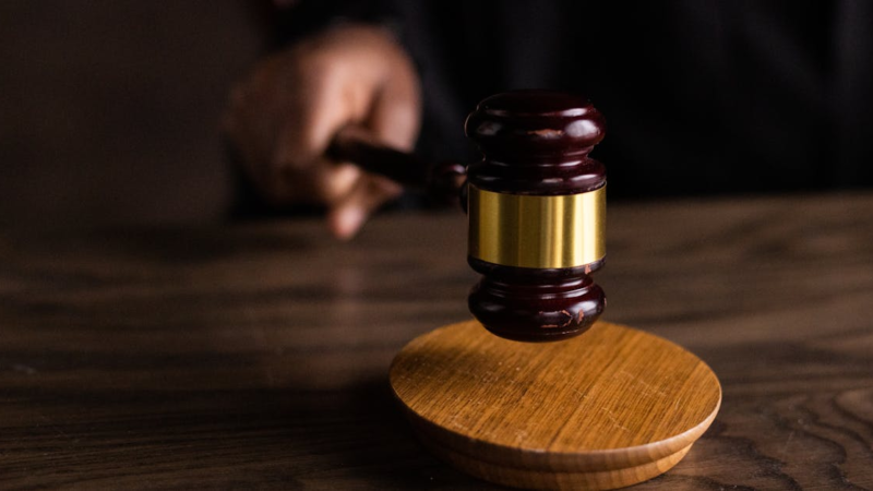 Quel est le délai pour une convocation au tribunal après une suspension de permis ?