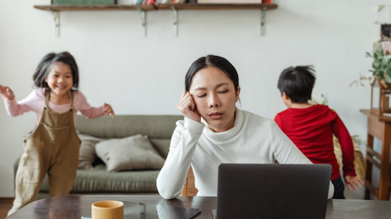 Comment transformer un emploi salarié en activité freelance sans risquer sa stabilité financière ?