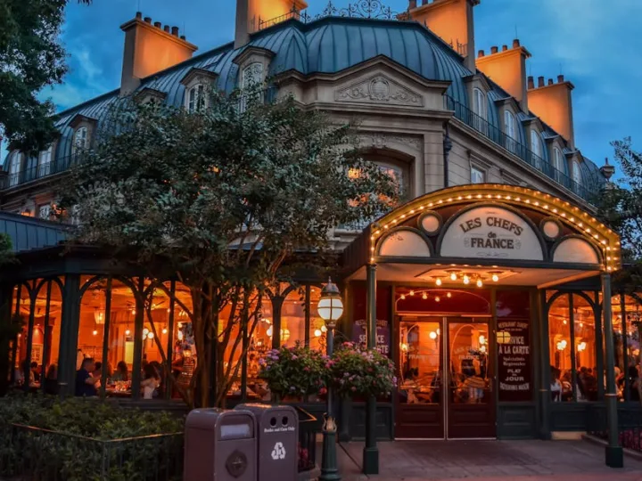 Les Gourmands Disent un restaurant français chaleureux avec cuisine faite maison