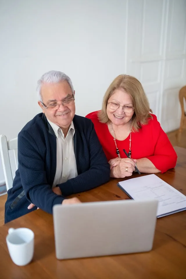 couple de retraité étudiant leur contrat d'assurance vie en ligne