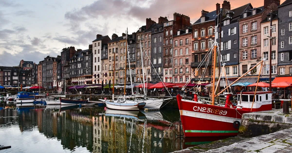 découvrez la cuisine normande authentique, riche en saveurs et traditions, avec ses produits locaux comme le cidre, le camembert et les fruits de mer.