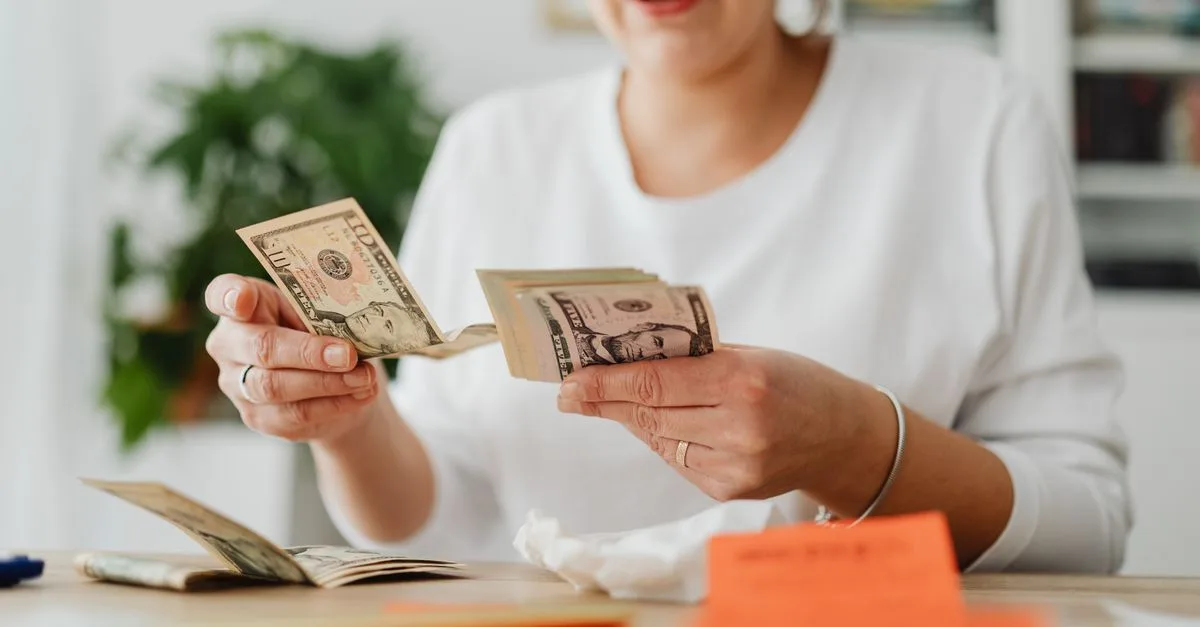 découvrez tout ce qu'il faut savoir sur le salaire : définitions, types, facteurs d'influence et conseils pour négocier efficacement votre rémunération.