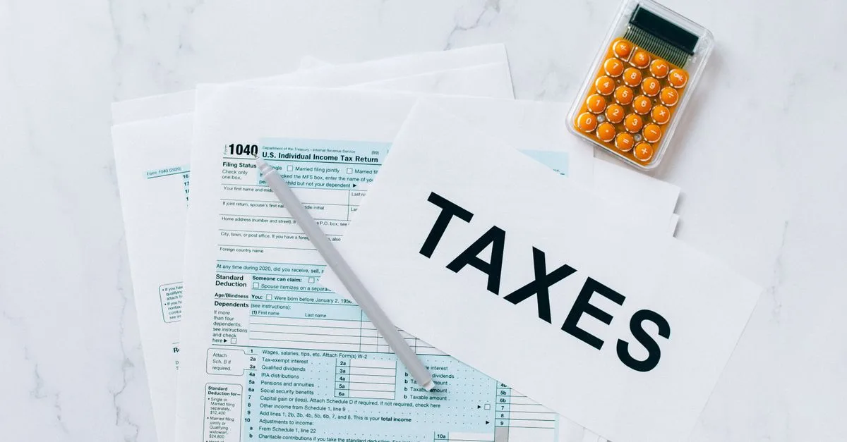découvrez les règles fiscales applicables aux apprentis rattachés au foyer fiscal de leurs parents et optimisez leur déclaration d'impôts.