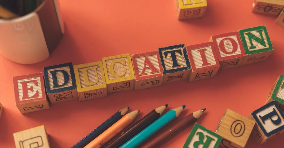 découvrez les bases de la littératie précoce pour favoriser le développement des compétences en lecture et écriture chez les jeunes enfants.