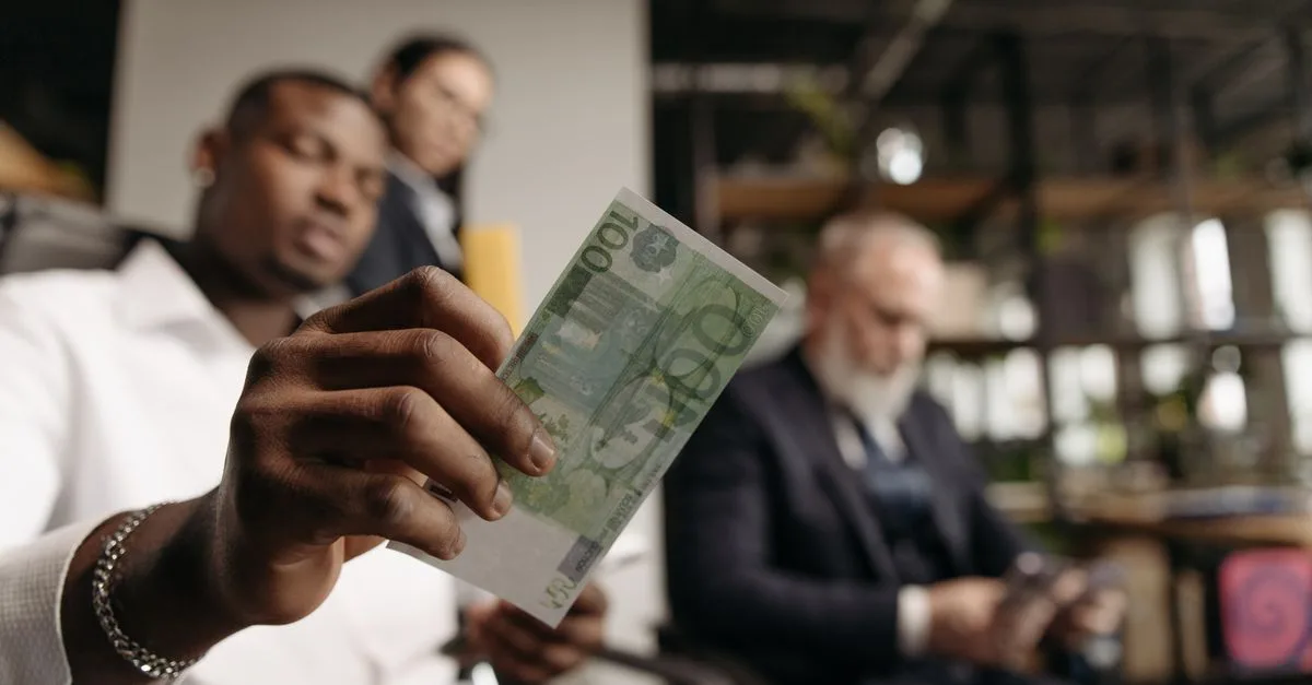 découvrez le salaire minimum en algérie, ses évolutions récentes et son impact sur le pouvoir d'achat des travailleurs.
