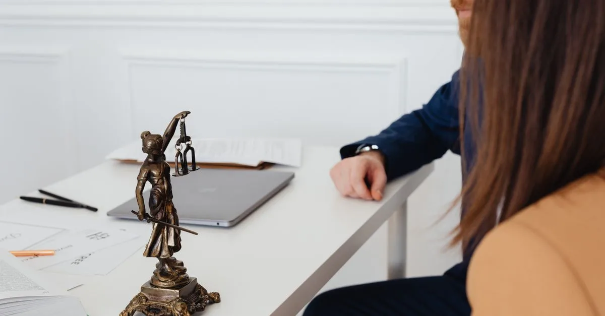 découvrez comment assurer la continuité de votre activité pendant une procédure de redressement judiciaire et préserver vos opérations essentielles.
